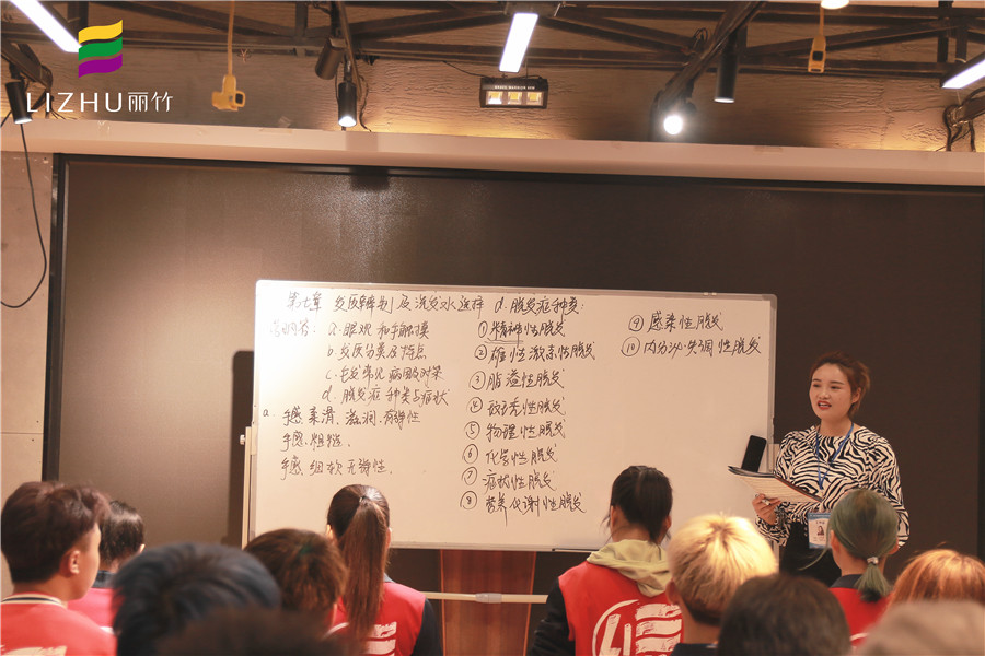 直擊美發(fā)課堂，感受廣西好的美發(fā)學(xué)校氛圍