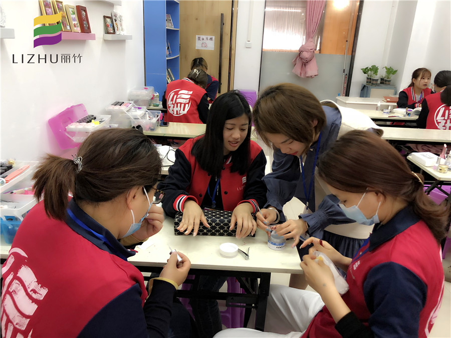 粘貼甲片，廣西美甲培訓(xùn)課程必學(xué)內(nèi)容