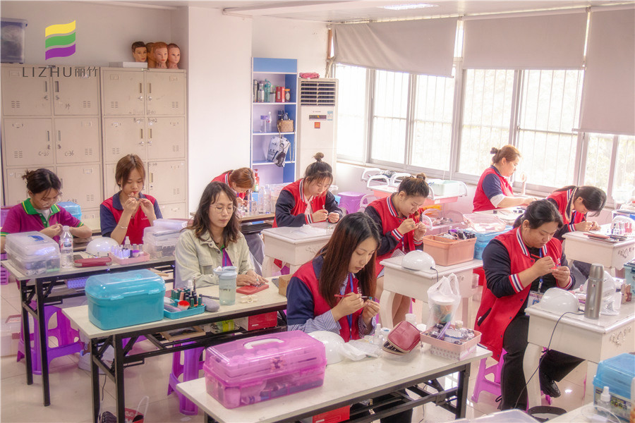 學(xué)美甲需要什么條件？南寧美甲培訓(xùn)學(xué)校為你解答