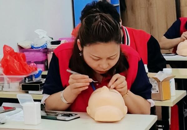 南寧專業(yè)美睫培訓(xùn)學(xué)校：學(xué)美睫有前途嗎？