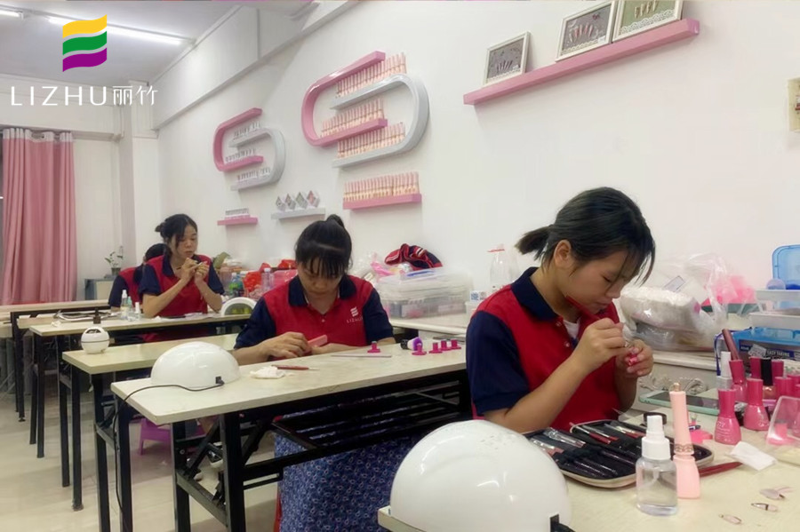 南寧專業(yè)美甲學(xué)校，教你專業(yè)美甲技術(shù)