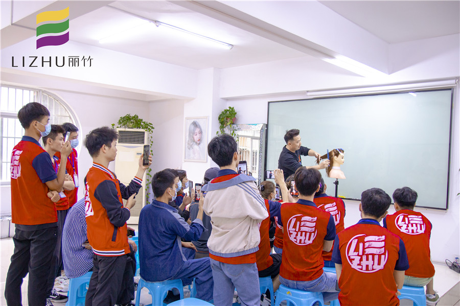 鎖骨發(fā)修剪技巧，南寧教理發(fā)的學(xué)校分享