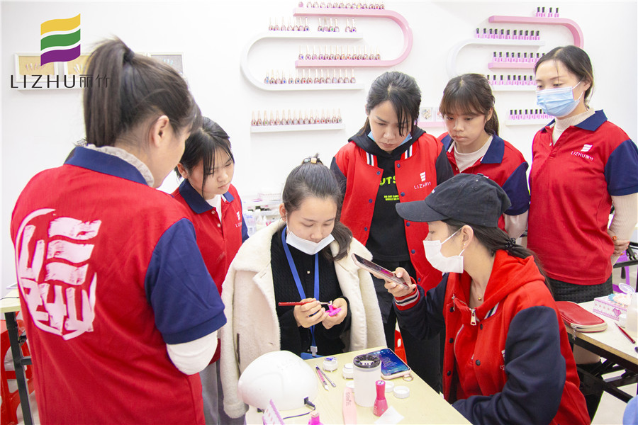 雕花美甲步驟，一起去南寧排名前十美甲學(xué)?？纯?>
								
								<span id=