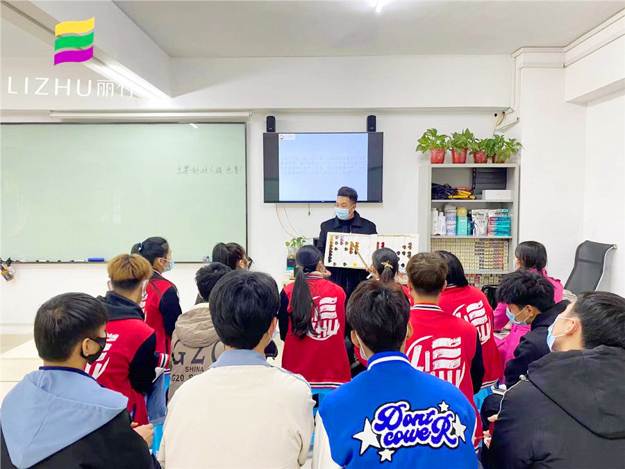 南寧哪里可以學(xué)染發(fā)？來麗竹學(xué)校魔幻色彩班