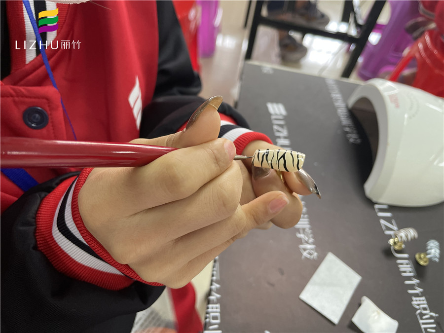 超簡(jiǎn)單斑馬紋美甲教程，南寧專業(yè)美甲培訓(xùn)學(xué)校教你