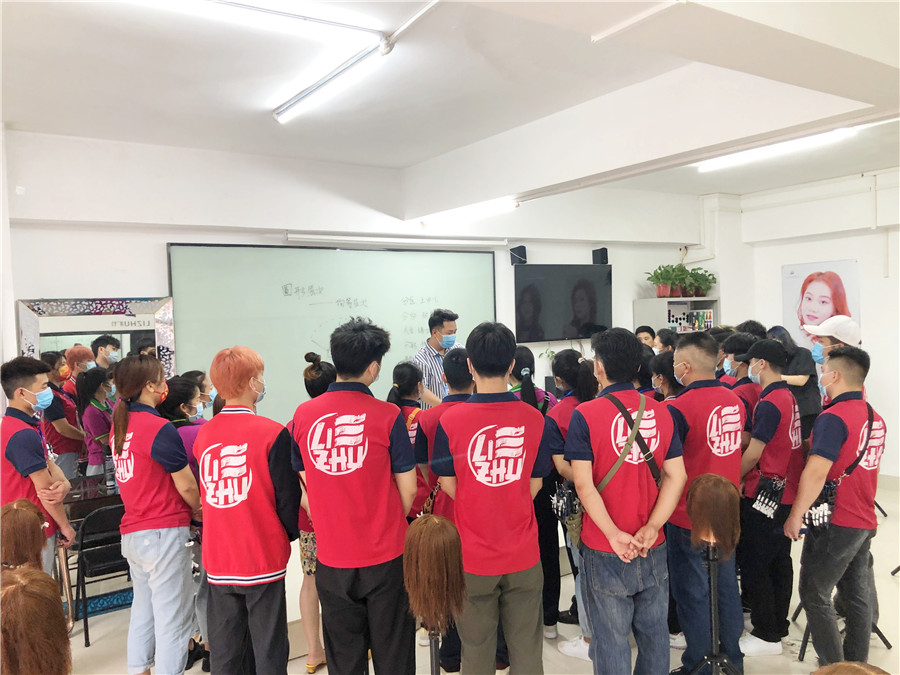 美發(fā)邊緣修剪常用步驟，南寧專業(yè)正規(guī)美發(fā)學校授課