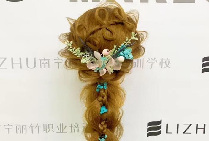 森系編發(fā)造型圖片，南寧編發(fā)培訓(xùn)學(xué)校作品