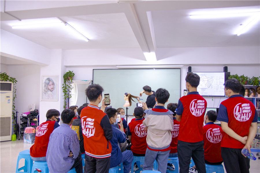 中長發(fā)尾層次修剪，南寧理發(fā)培訓學校演示手法