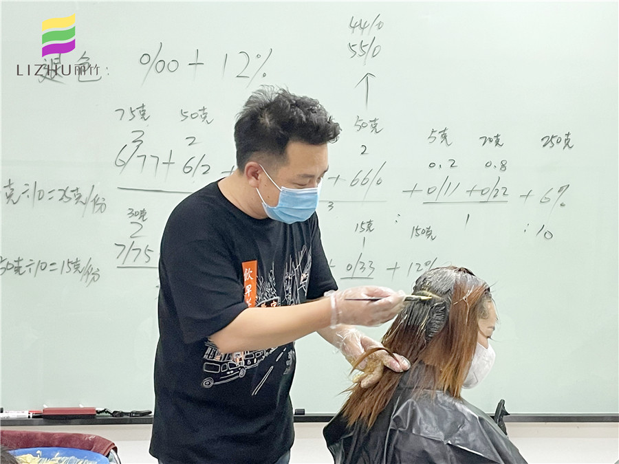 自己染發(fā)的技巧，廣西專業(yè)染發(fā)培訓(xùn)學(xué)校教你