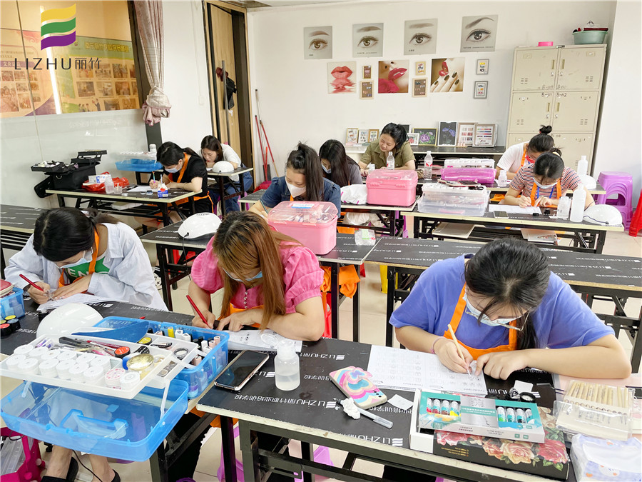 去南寧美甲培訓(xùn)學(xué)校學(xué)美甲要會(huì)畫畫嗎？