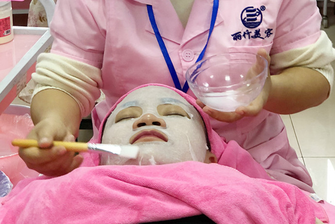 夏日敷水膜的次數(shù)越多越好嗎？南寧美容學(xué)校老師這么說