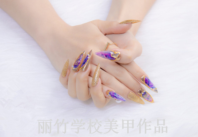 尖形甲怎么做才好看？南寧美甲專業(yè)學(xué)校做分析
