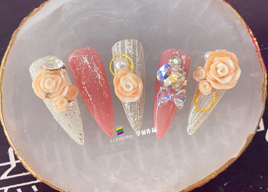 玫瑰雕花美甲作品，告訴你廣西美甲學(xué)校哪家好？