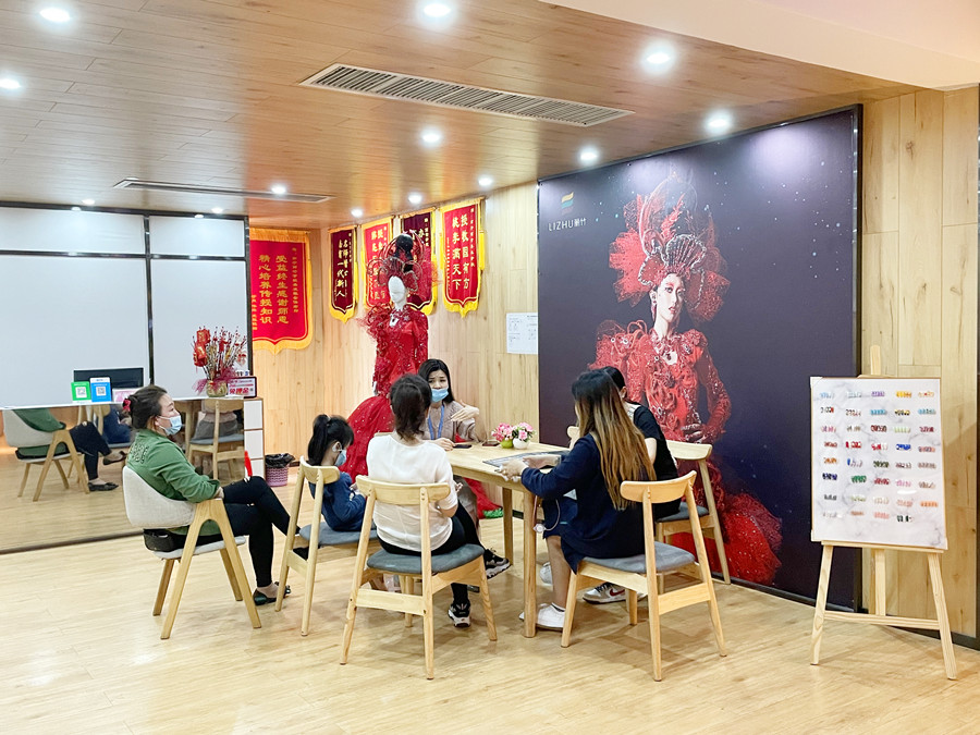 麗竹學校招生大廳里，全都是人人人人人人
