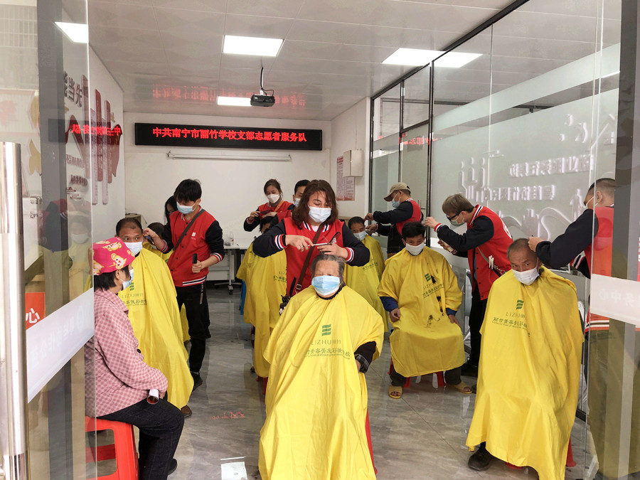 南寧美發(fā)學校外出理發(fā)活動，你煥然一新過大年