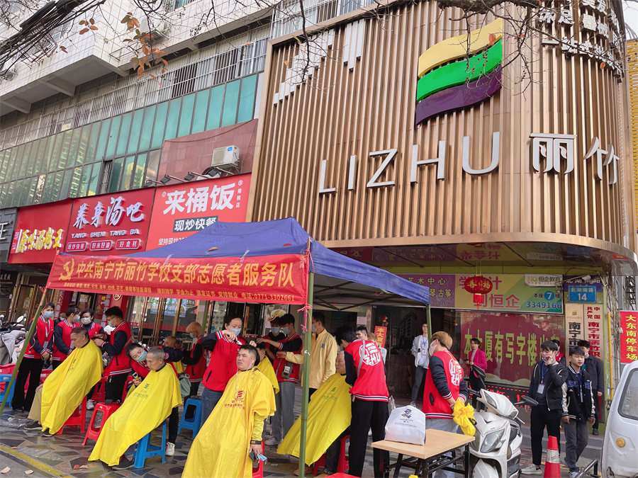 麗竹學校開展理發(fā)，美容，美甲活動，共慶“二月二””