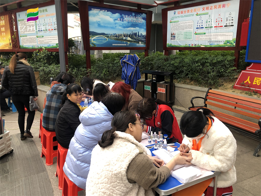 廣西美甲學校公益美甲進社區(qū)，大受居民歡迎