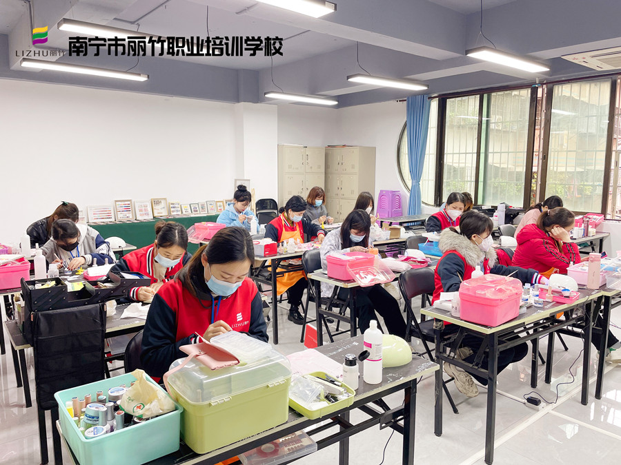 南寧學(xué)美甲哪里可以進(jìn)修？麗竹學(xué)校美甲專業(yè)