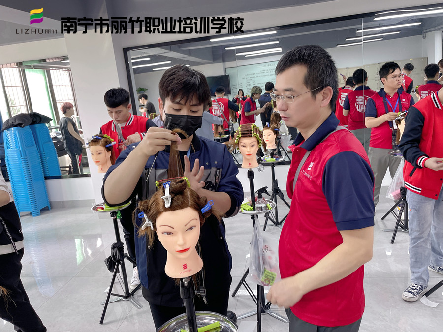 美發(fā)怎么卷杠紙？南寧美發(fā)卷發(fā)學(xué)校實(shí)訓(xùn)展示