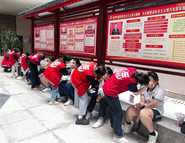 南寧化妝實踐課，為南寧十四中同學提供化妝服務