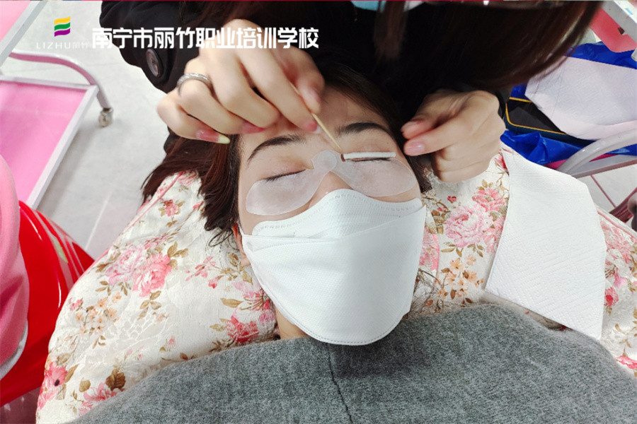 冷燙翹睫術(shù)的好處，南寧美甲美睫學(xué)校分享