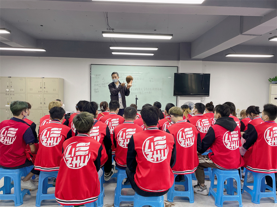 美發(fā)培訓(xùn)要學(xué)哪些內(nèi)容？南寧美發(fā)培訓(xùn)哪家有實(shí)力？