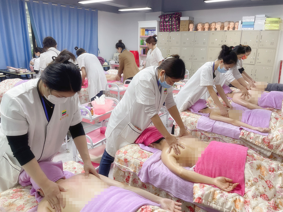肩胛骨粘連怎么辦？廣西美容推拿學(xué)校解答