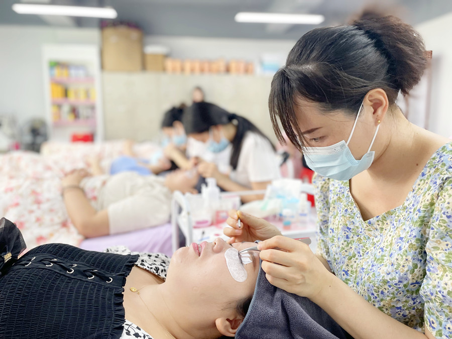 學(xué)費(fèi)多少？南寧美甲美睫紋繡培訓(xùn)學(xué)校