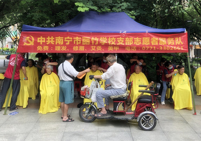 ?小區(qū)免費理發(fā)公益活動，廣西美發(fā)職業(yè)技術(shù)學(xué)校在進行