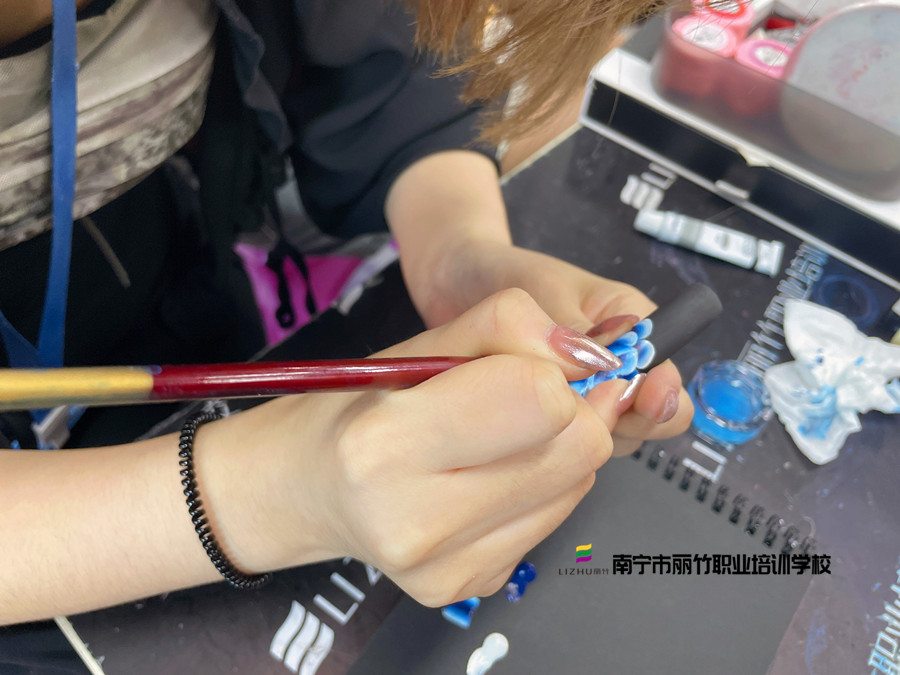 甲油膠調(diào)色技巧，南寧美甲培訓(xùn)