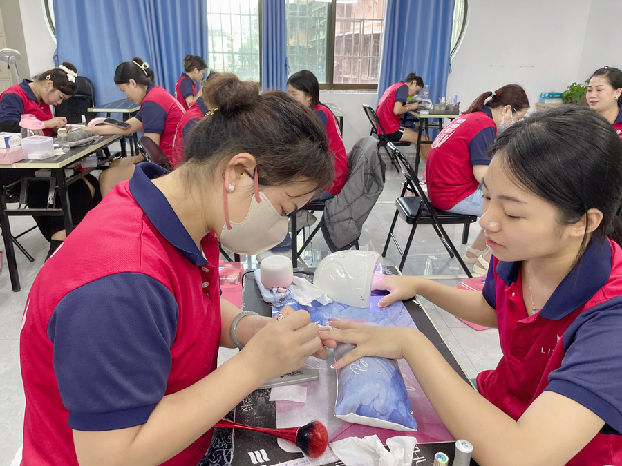 南寧美甲職業(yè)：指甲油干了怎么辦？