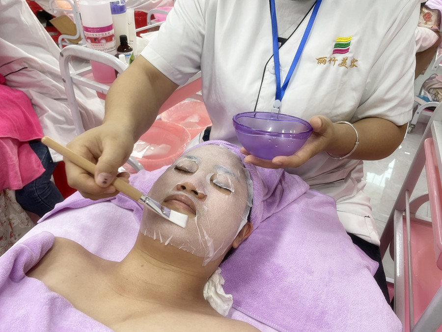 冬季敷面膜技巧，南寧美容護膚養(yǎng)顏學(xué)校分享