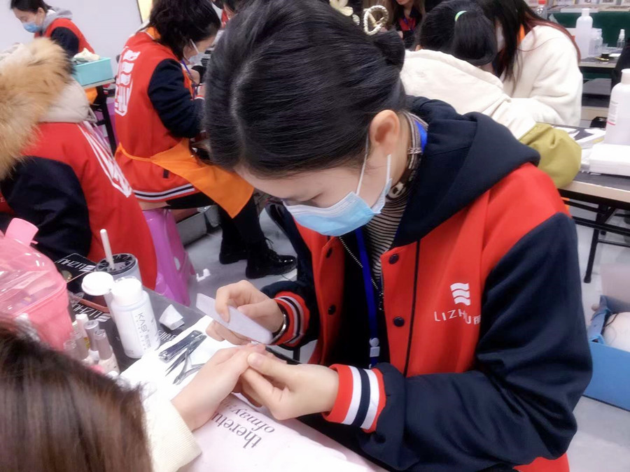 打磨甲面的作用？南寧美甲培訓(xùn)班技能分享