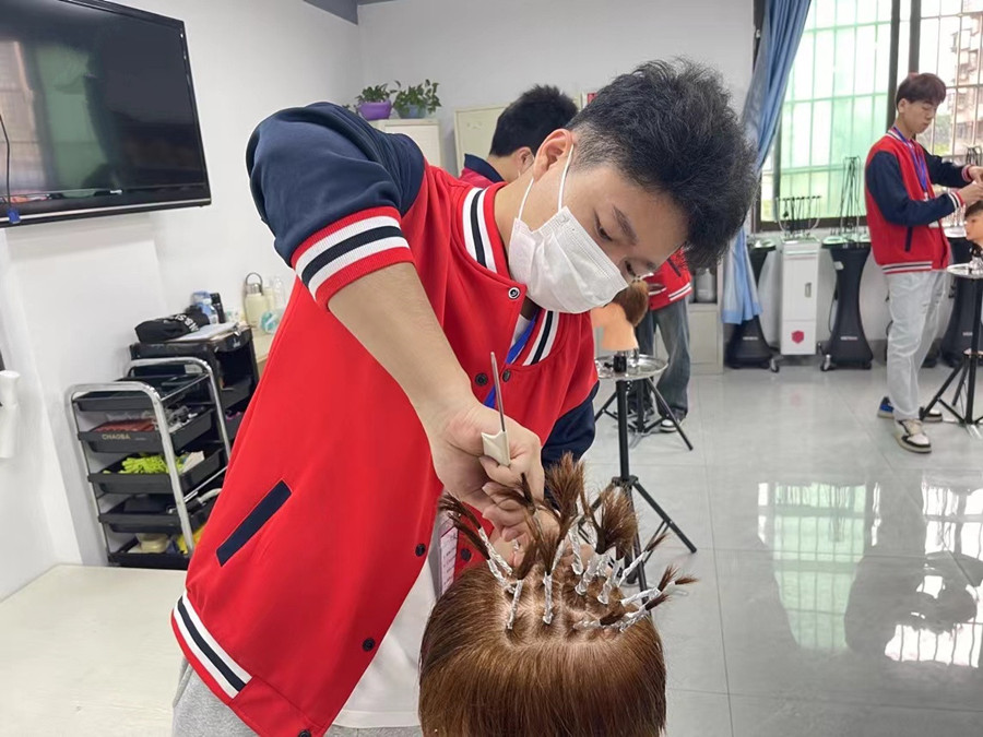 什么是錫紙燙？廣西美發(fā)燙染剪學(xué)校課程講解