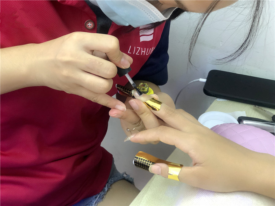 貼甲片和延長(zhǎng)甲的區(qū)別，南寧美甲師培訓(xùn)課程
