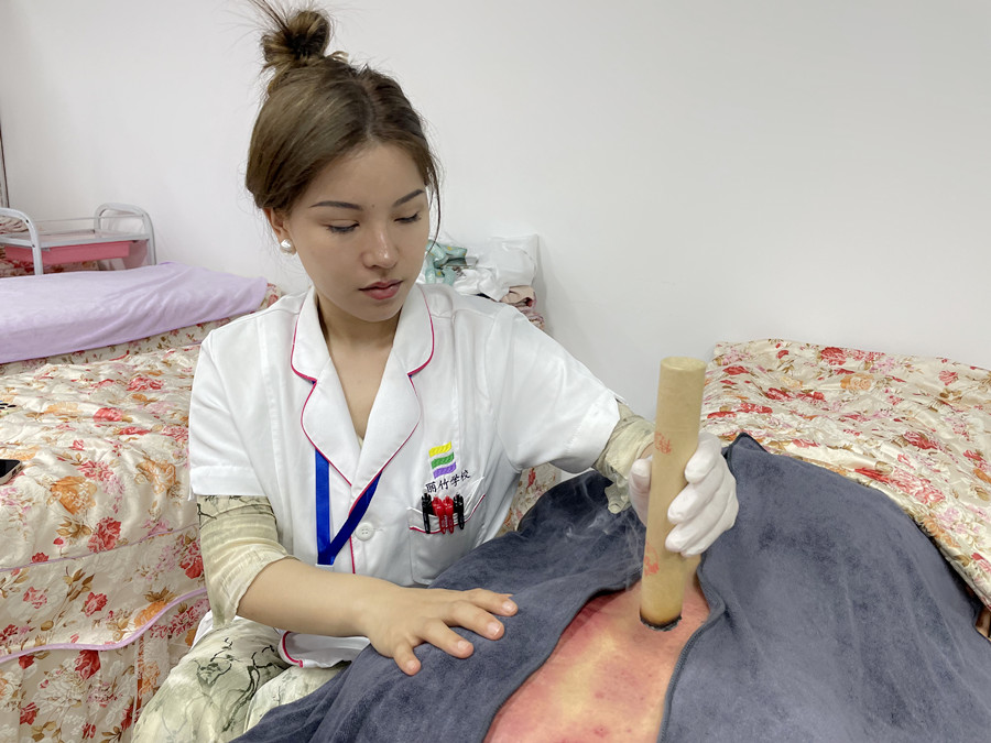 艾條熏背的好處，廣西中醫(yī)美容職校課程分享