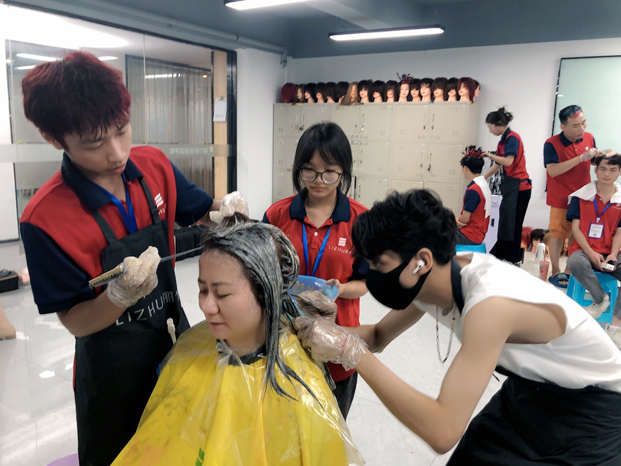 如何向顧客推薦合適的發(fā)色？南寧燙染造型學(xué)校分享