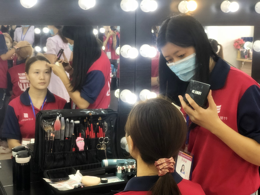 如何打造自然底妝？廣西彩妝教學(xué)基礎(chǔ)