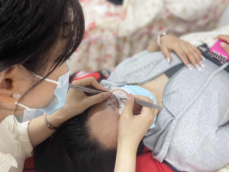 南寧美睫：不同經(jīng)驗的美睫師如何選擇膠水？