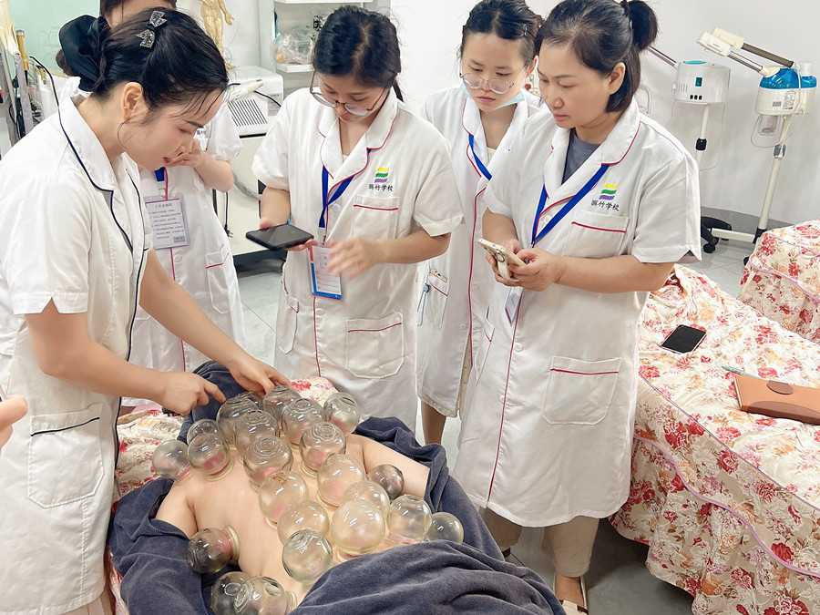 廣西美容真人實(shí)操，解鎖背部拔罐新技能