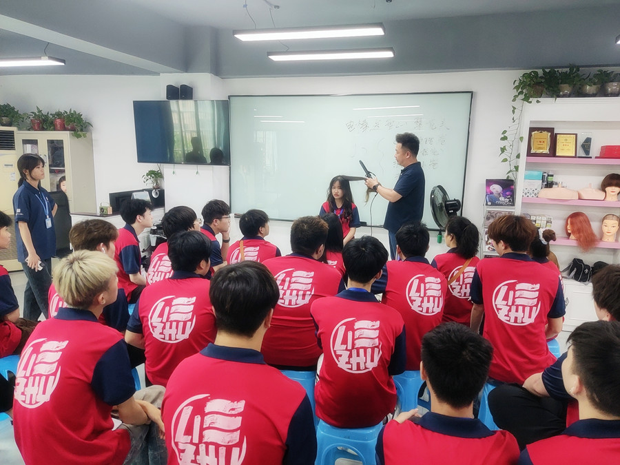 通用燙發(fā)后打理技巧，廣西燙染專(zhuān)業(yè)學(xué)校分享