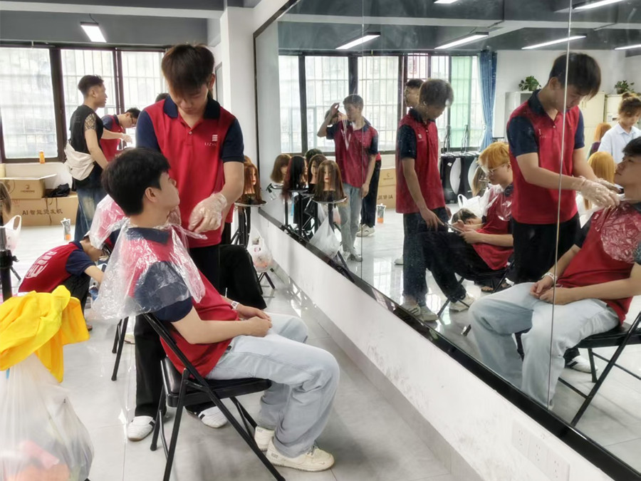 新手學(xué)燙染真人實操課堂練習